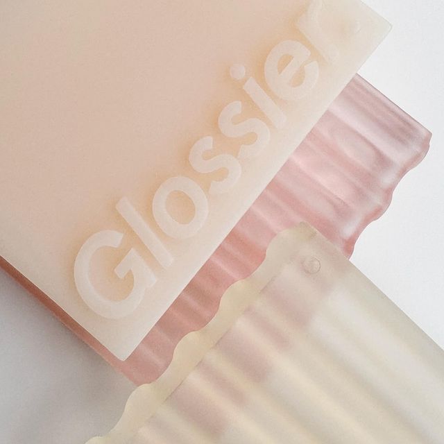 Glossier, ikonik dalgalı masalardan